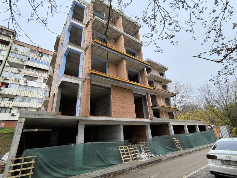 Тристаен тухлен апартамент с гараж