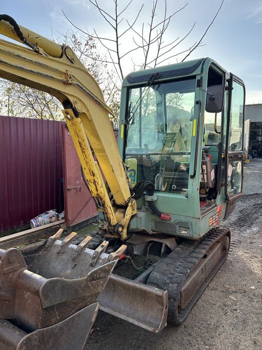 Miniexcavator Yanmar b25 v cu remorca utilaj