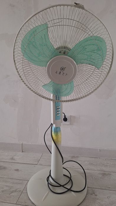 Продам недорого вентилятор напольный