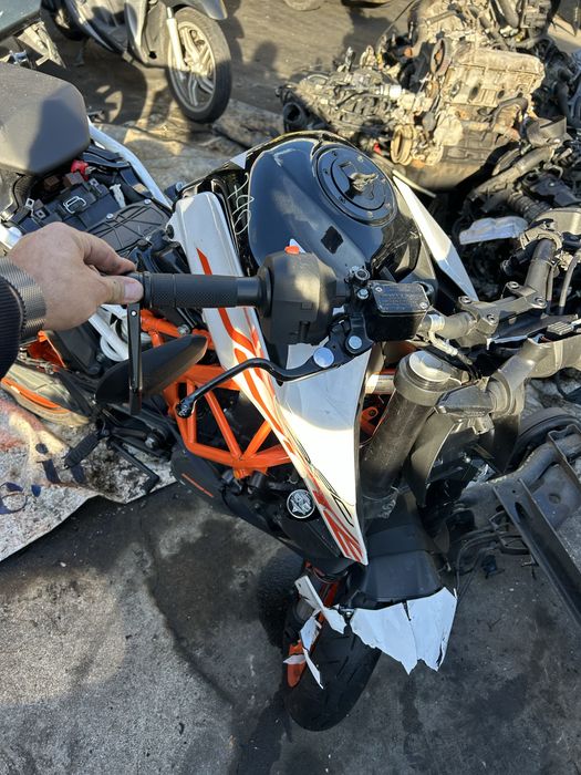 Продавам мотор КТМ Duke на части.