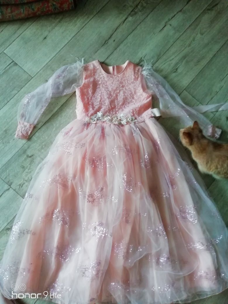 Платье на девочку 2000т.