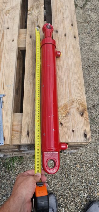 Cilindru hidraulic lungime 66 cm între gauri deschide 40 cm tija 35 mm