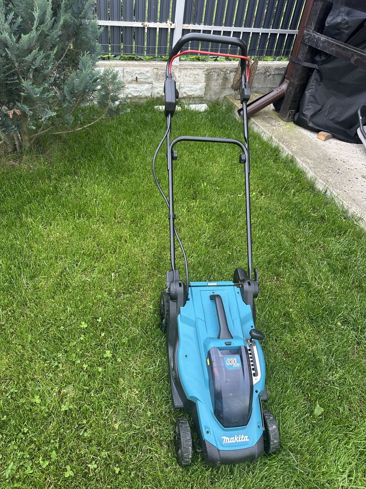 Masina de tuns iarba cu acumulator Makita DLM330