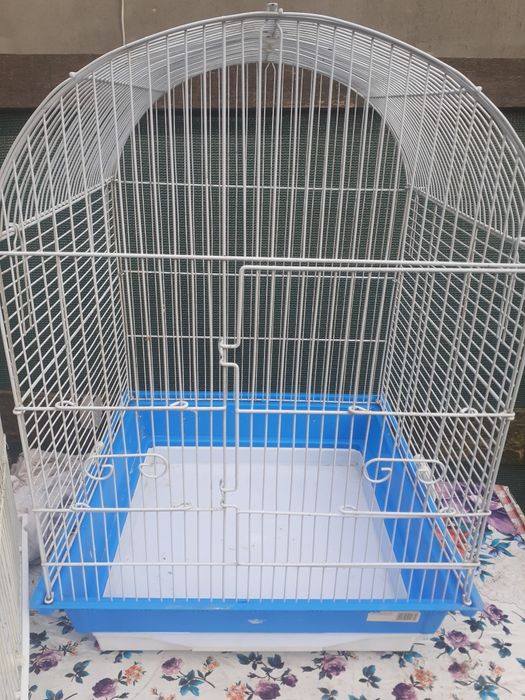 Vind două colivii pentru pasari in stare bună