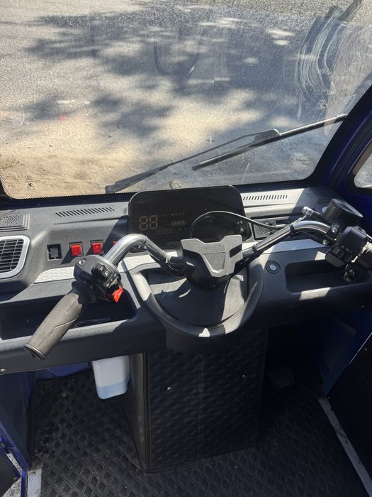 Triciclu electric cu cabină închisă