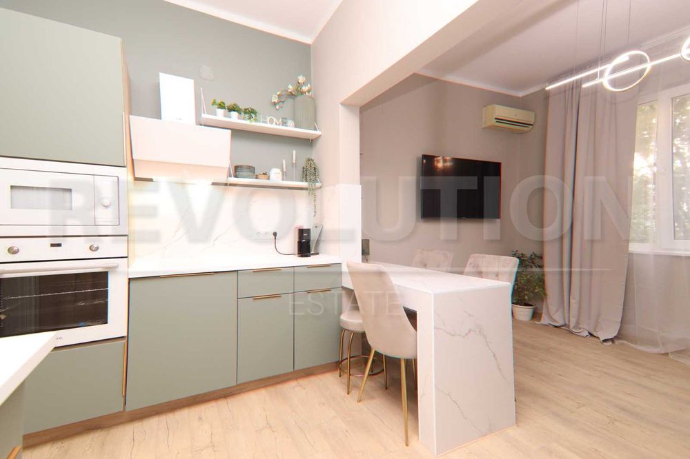Продава се Тристаен апартамент в София, Център - 68 кв.м за 4045 €/кв.м - Снимка #3