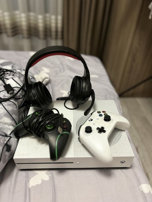 Xbox one, doua console + căști