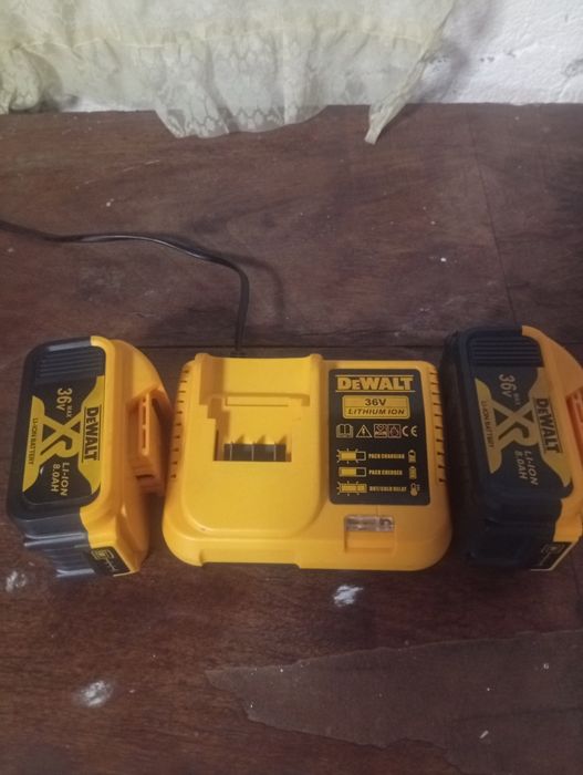 Зарядно със две батерии работят перфектно