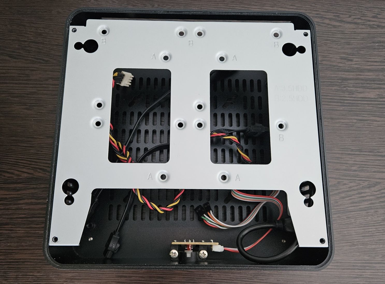 Компактный корпус для компьютера mini-itx