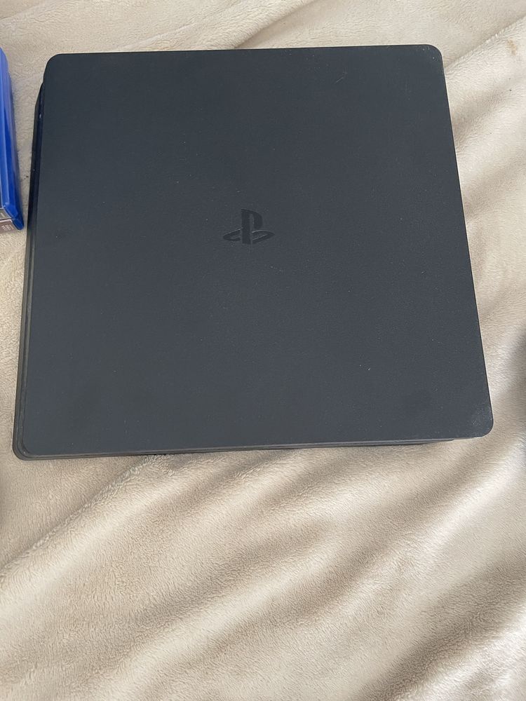 PlayStation 4 cu 2 manete și 3 jocuri