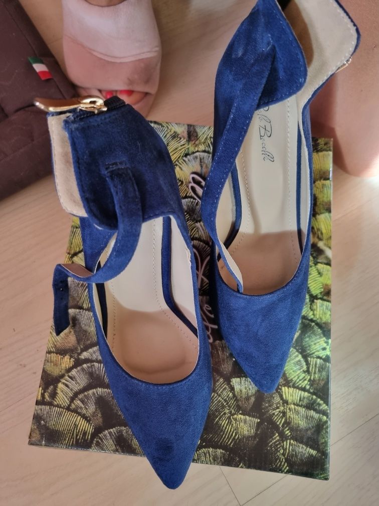 Тъмно сини обувки на ток