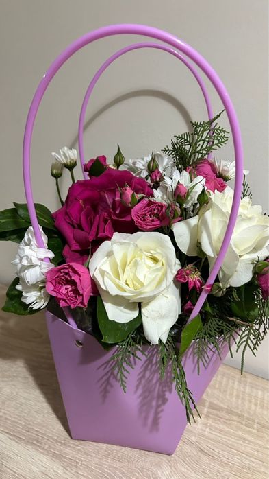 Коробка с розами и хризантемами