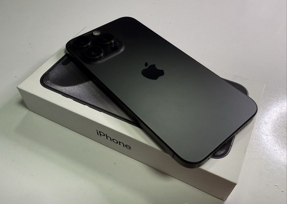 Продавам iPhone 15 Pro MAX 256GB Black Titanium
