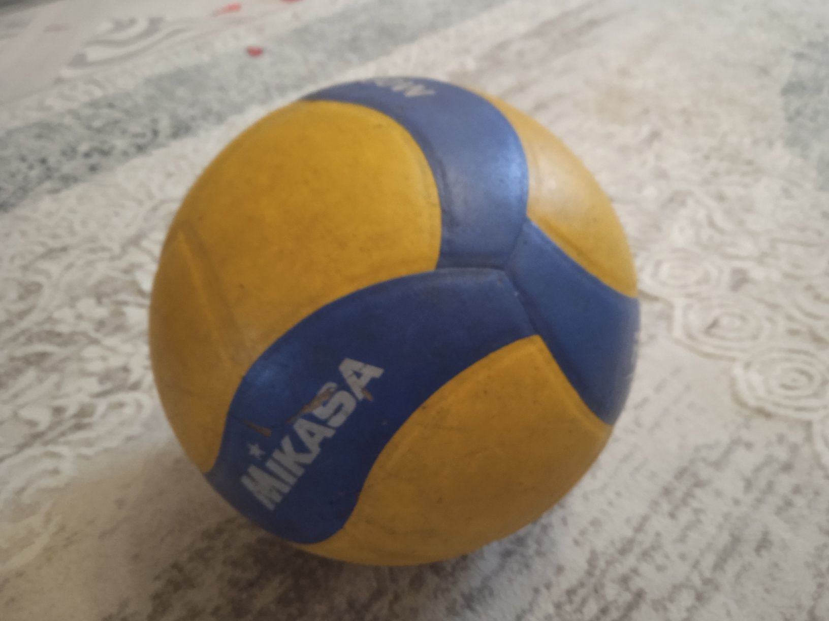 Волейбольный мяч Mikasa и баскетбольный мячи