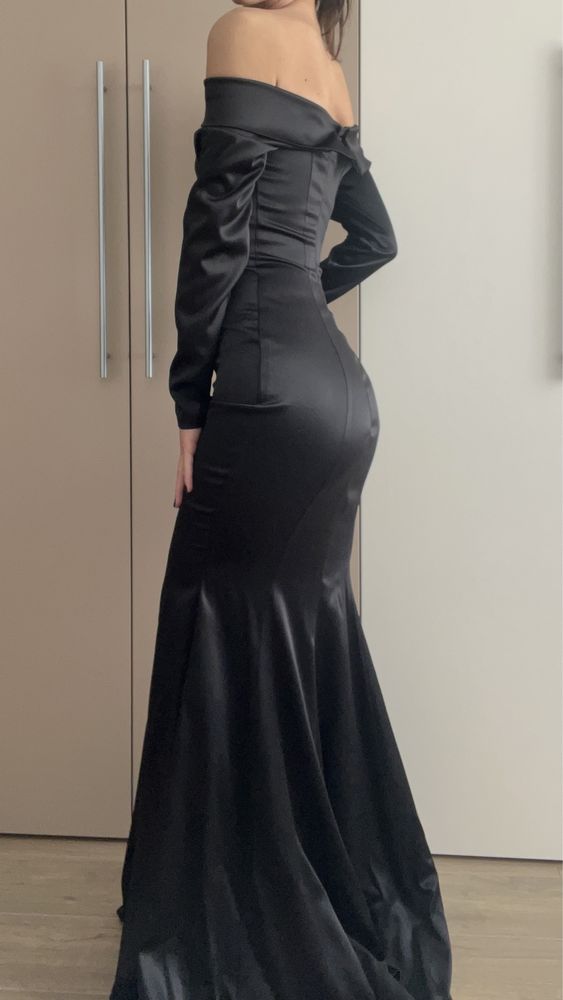 Rochie de seara neagra, cu maneci lungi.