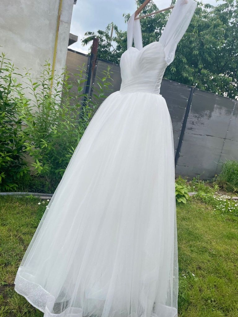 Rochie de mireasa și voal