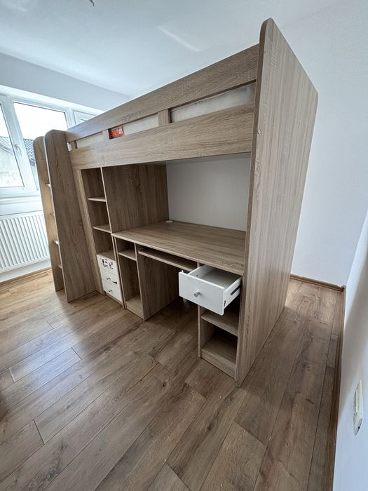 Pat supraetajat pentru copii cu birou, dulap și spații de depozitare