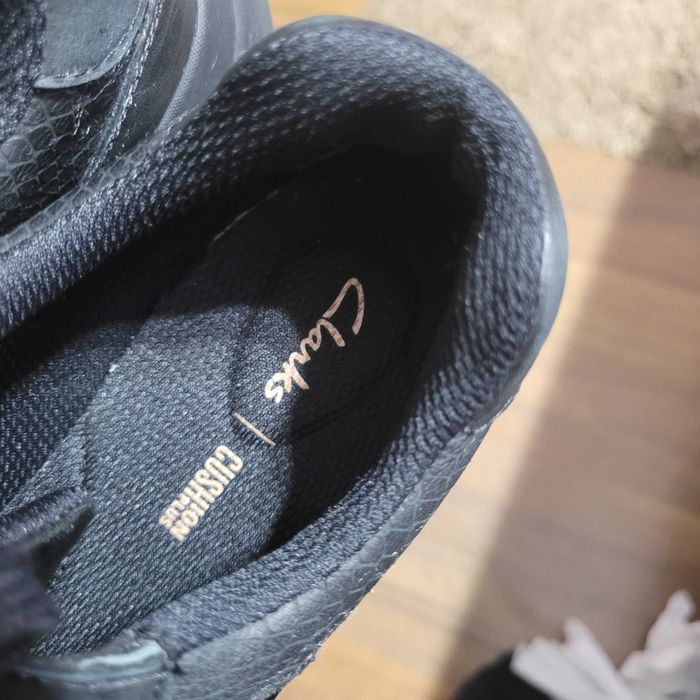 Adidasi negri Clarks 37