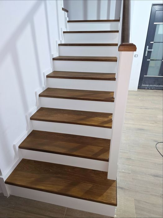 Scări din lemn masiv, trepte, contratrepte, balustradă, riflaj