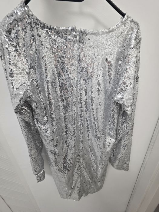 Сребриста рокля с пайети