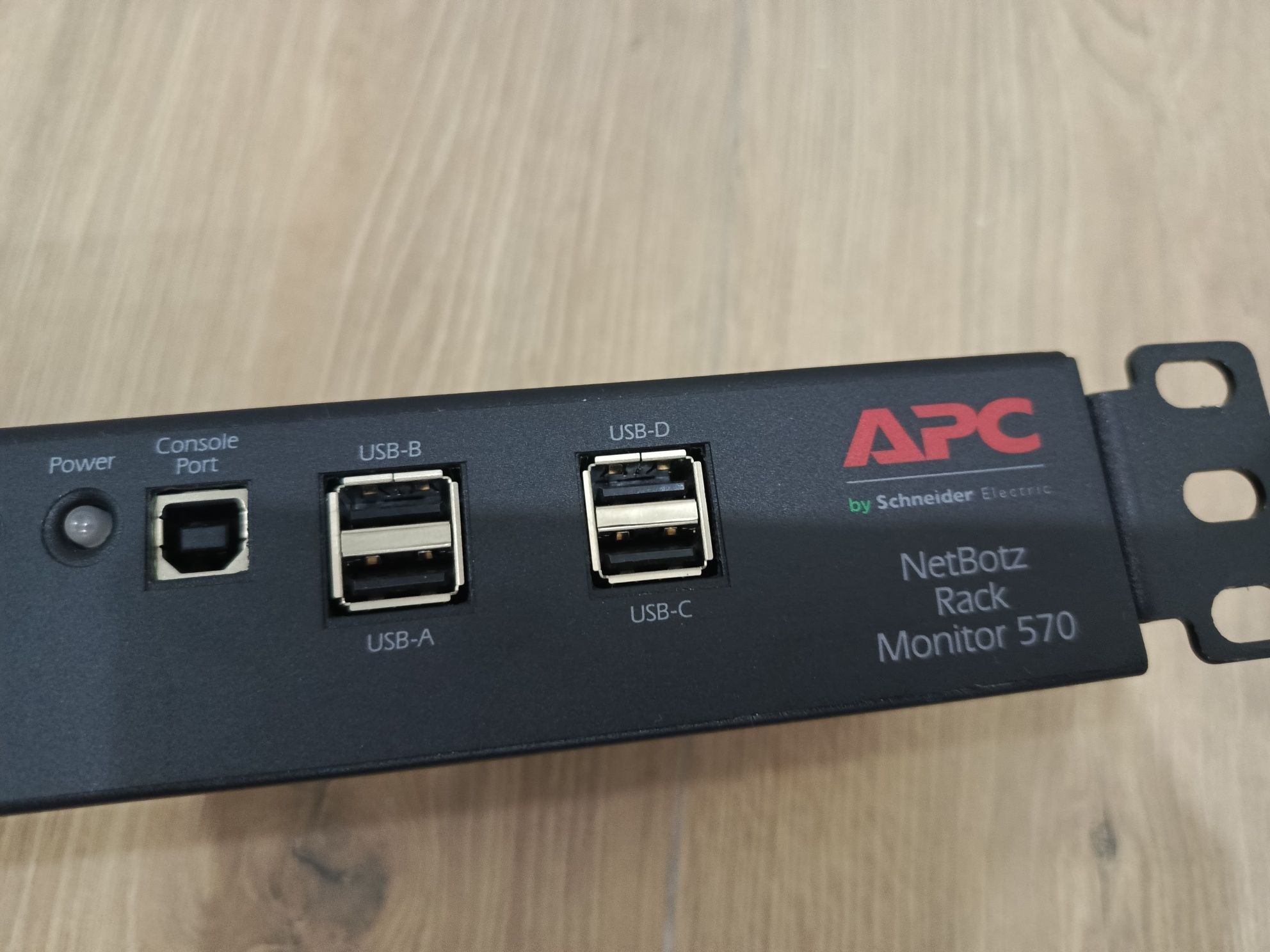 NetBotz Rack Monitor 570