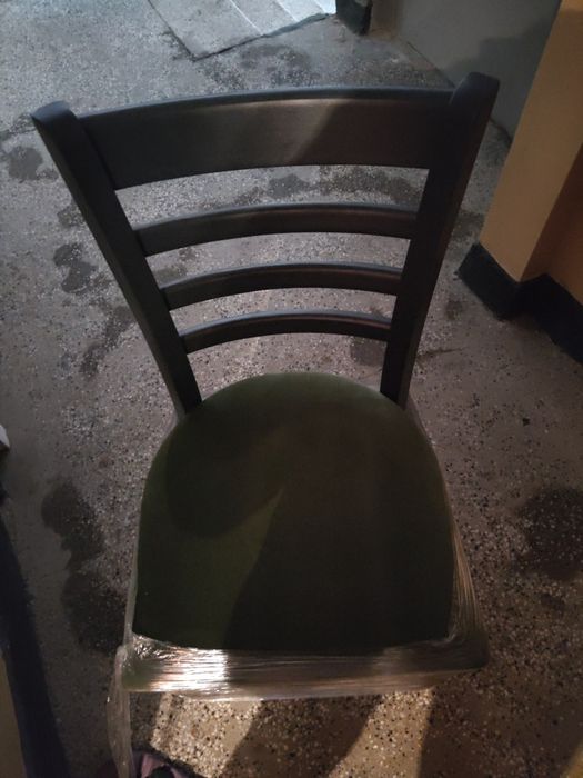 Нови столове неразопаковани