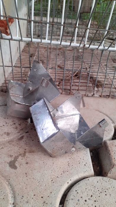 Vand custi pentru iepuri.