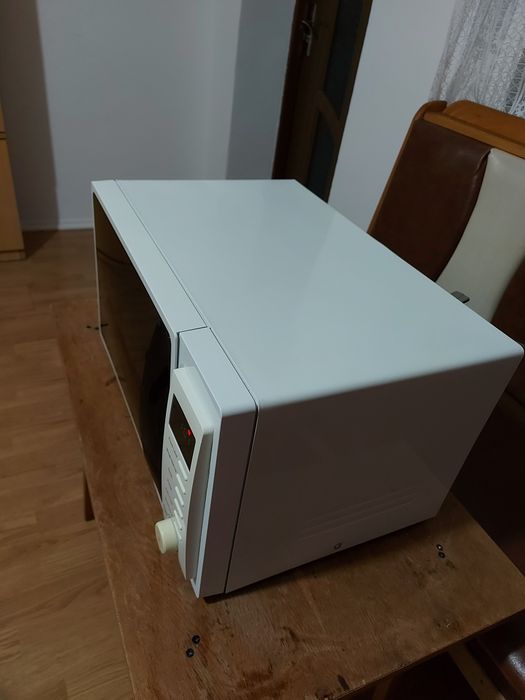 Cuptor cu microunde gidaj și farfuria sunt Lipsă