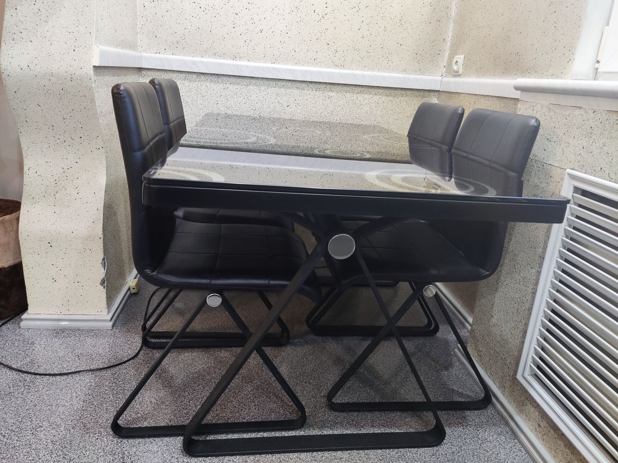 Стол и 4 стула (новый набор)