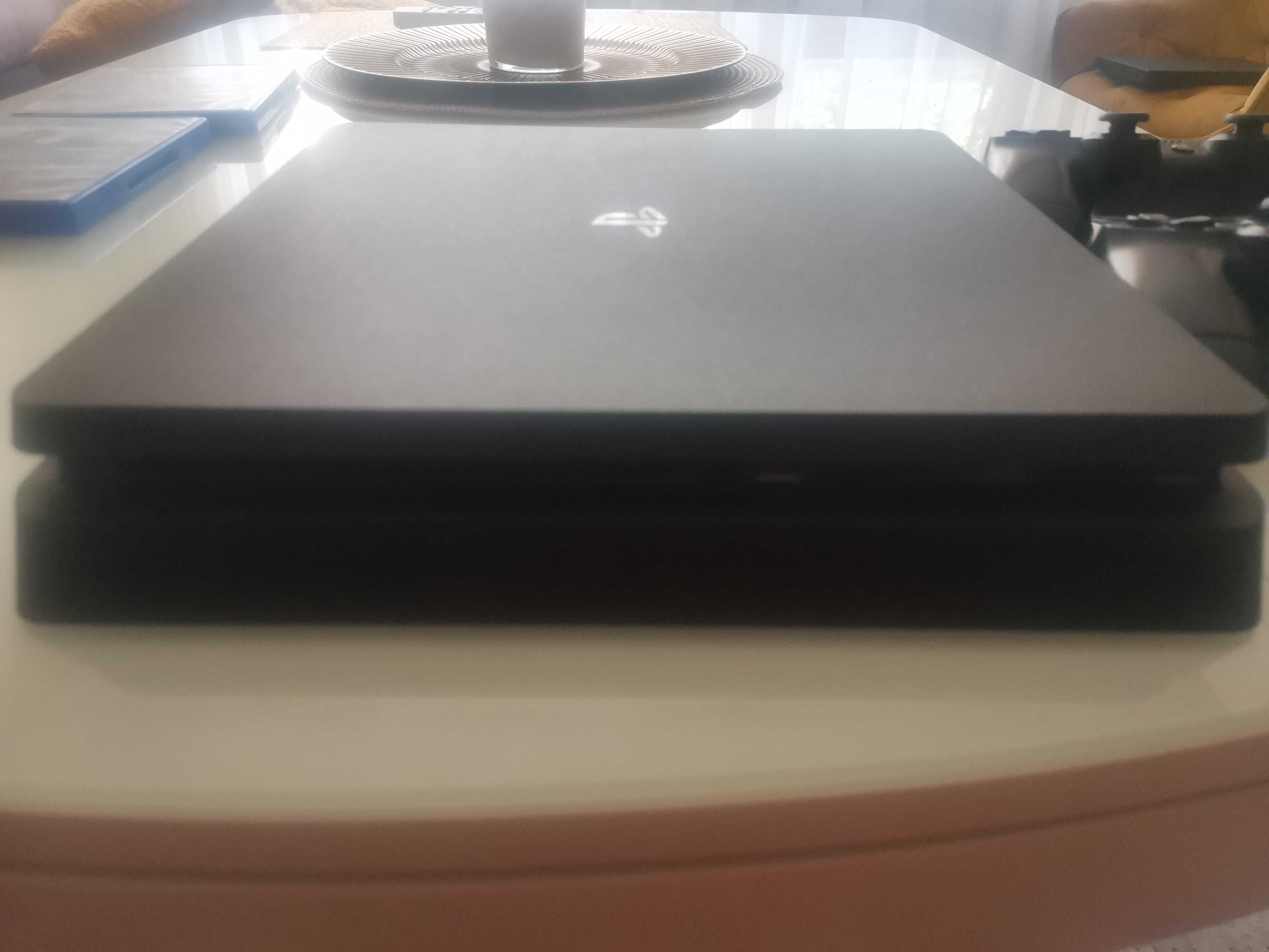 Ps4 Slim 1TB с 2 джойстика и игри