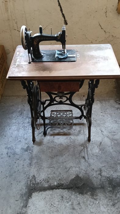 Mașină de cusut Pfaff de epocă.