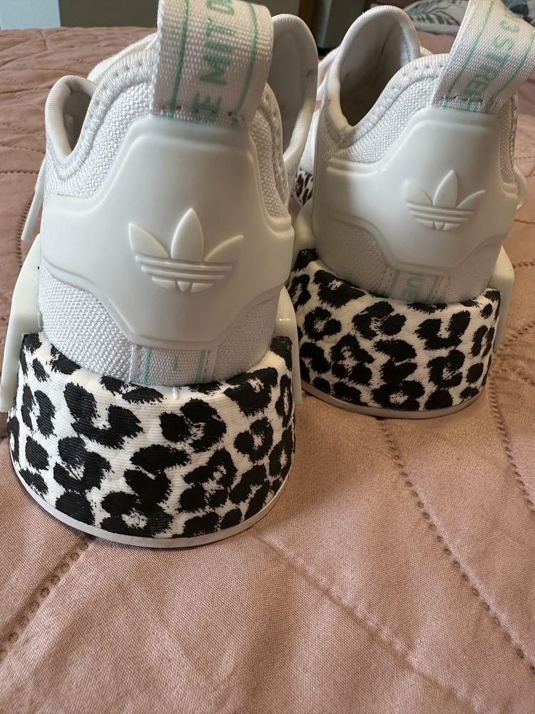 Adidas- чусто нови