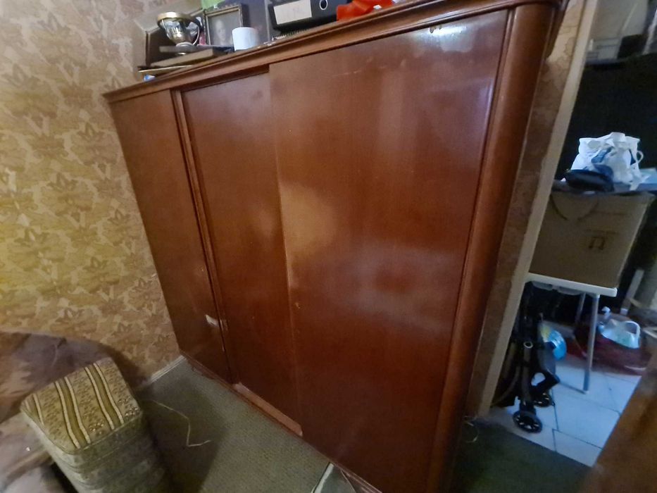 Vând urgent un dulap vechi