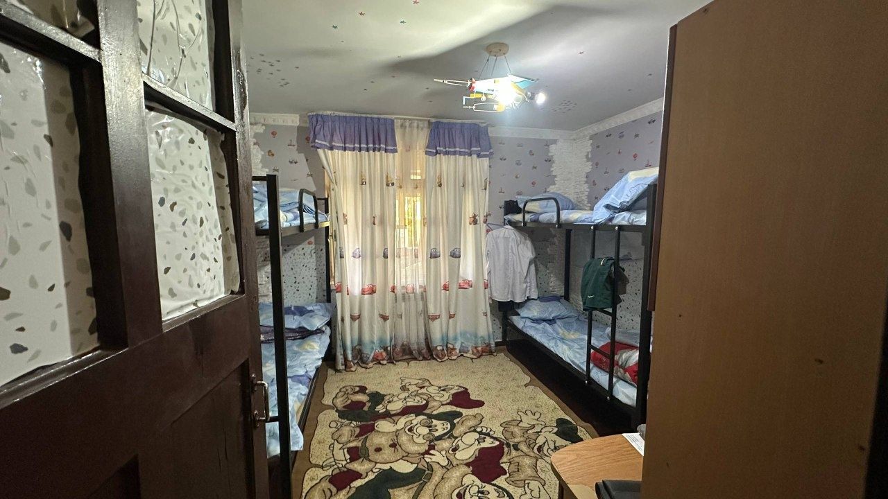 Ижарага студентла 3 хонали 80кв.  уй берилади. Фаррош ва ошпази бн