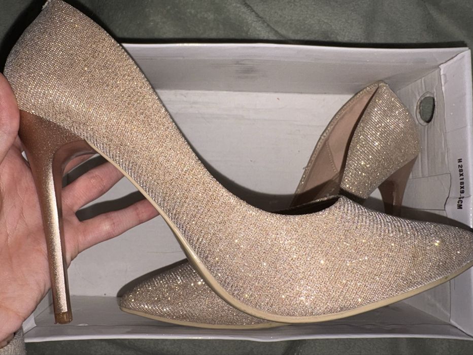 Блестящи брокатени златни токчета