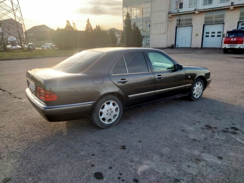 Продаю Mercedes-Benz W210, 2.3л. Состояние хорошое