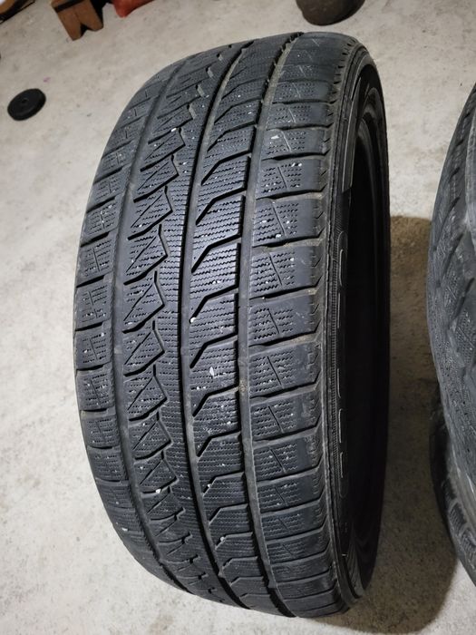Продается шины зимние.  комплект