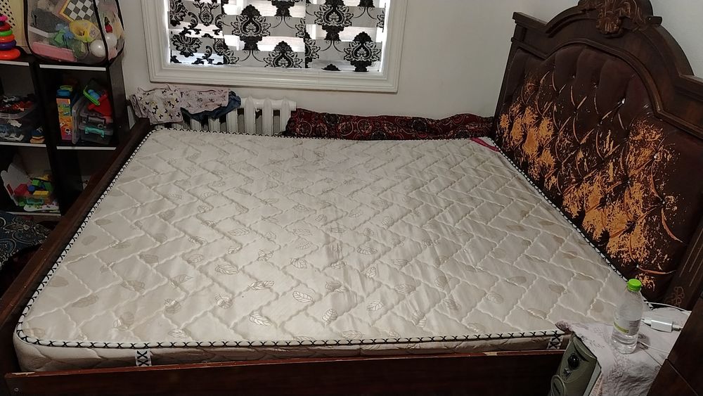 Mebel spalniy va oyna