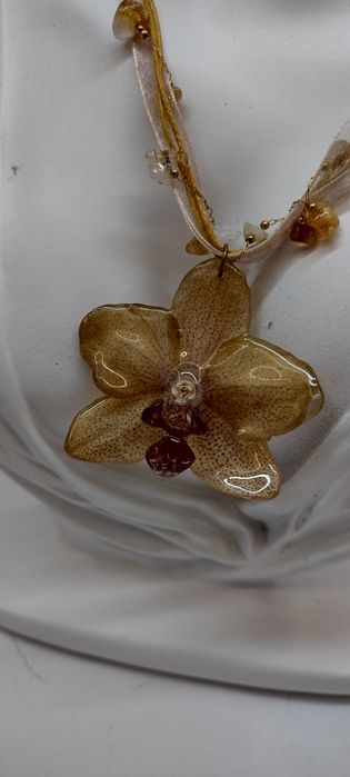 Колие с естествен цвят на орхидея.  Дължината е максимално 30 см