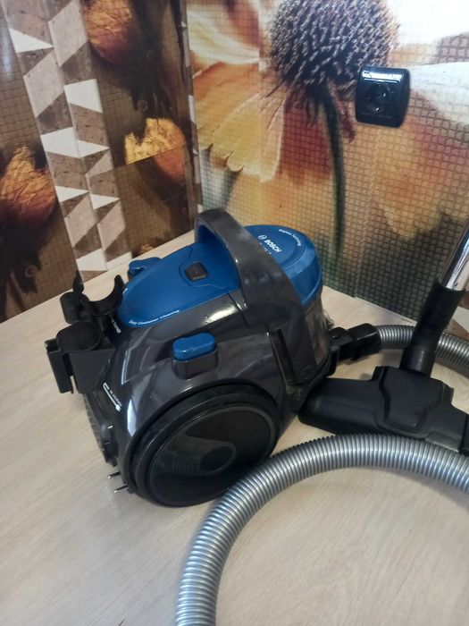 Продавам прахосмукачка Bosch
