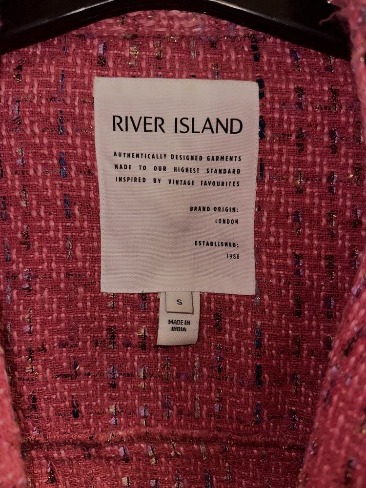 Яке “River Island”