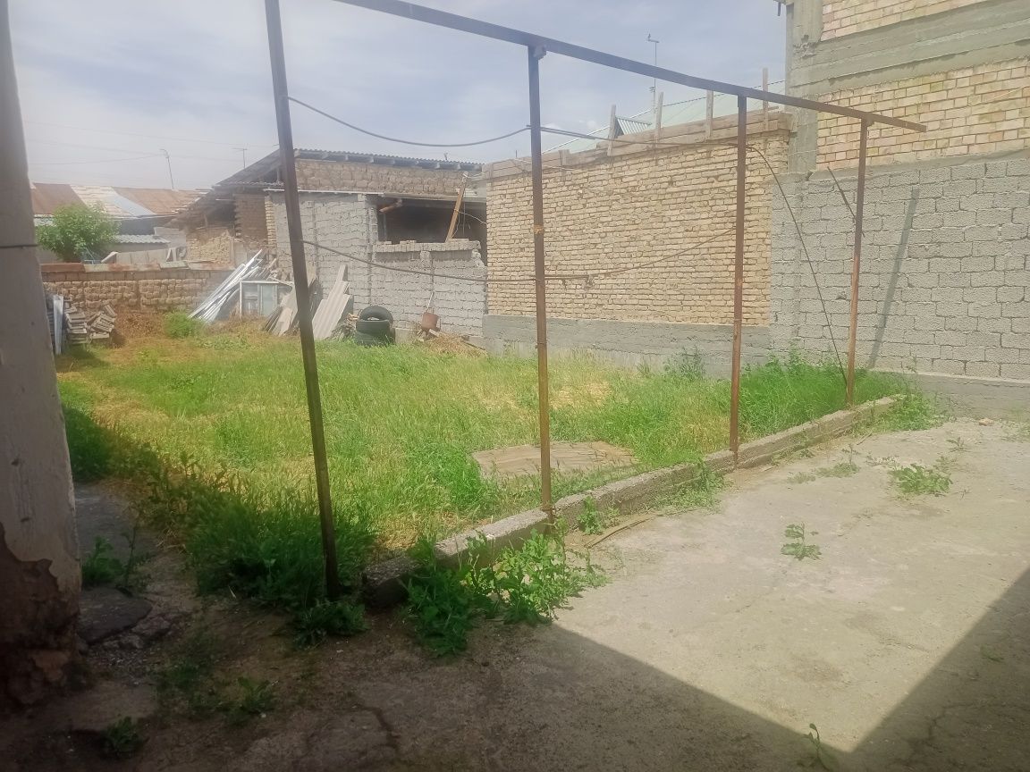 Qibray tuman markazidan uy sotiladi!