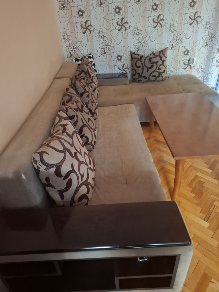 Ъглов диван с холна маса