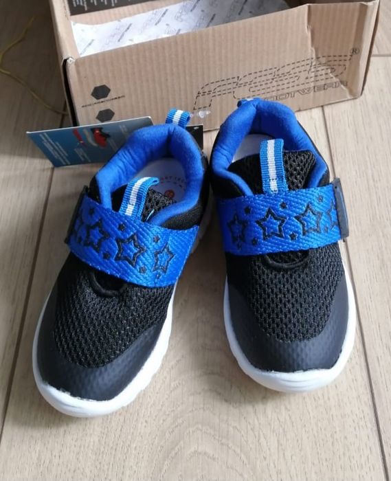 Кроссовки новые 23р