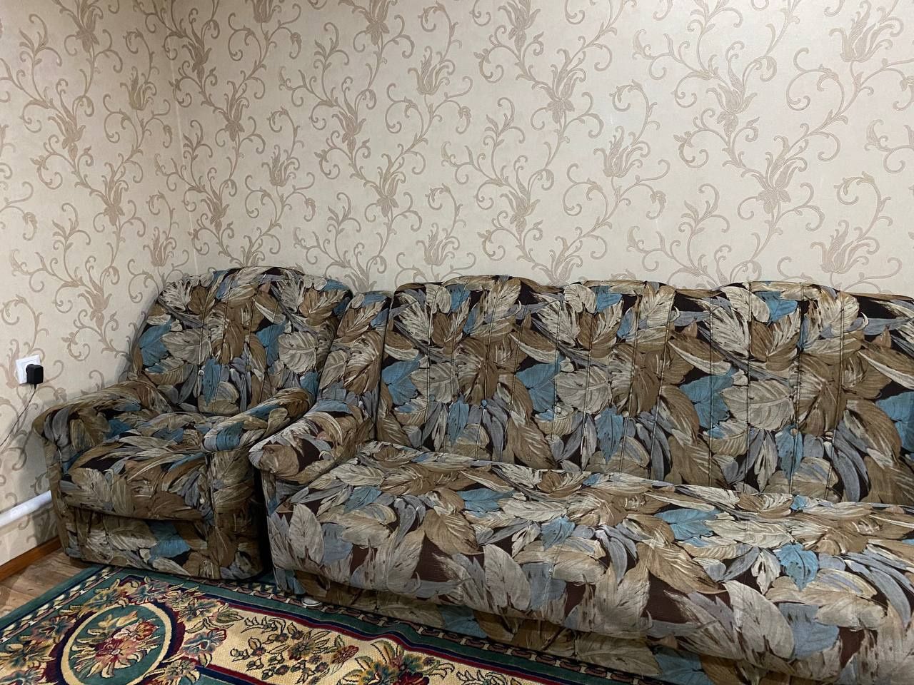 Продаю мягкий диван с креслами!