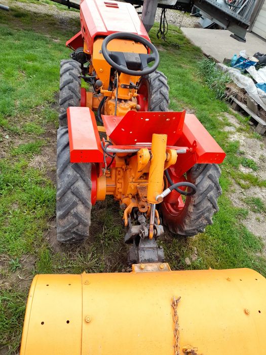 Tractor 4x4 articulat Valpadana asemănător cu Pasquali