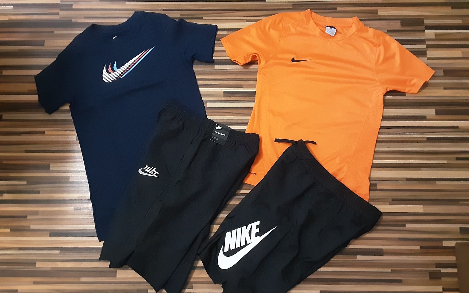 (L 147-158) NIKE оригинални тениски(35лв) къси нови панталони (39лв)