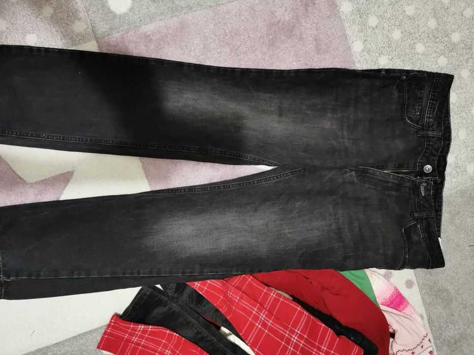 Blugi reserved și scurti