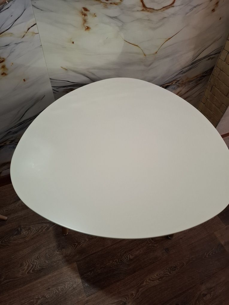 Стол 90×90 деревянный для небольших комнат