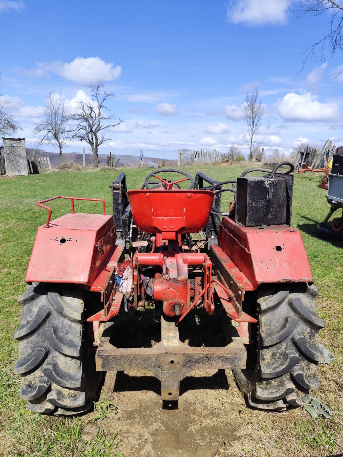 Tractor cu încărcător frontal